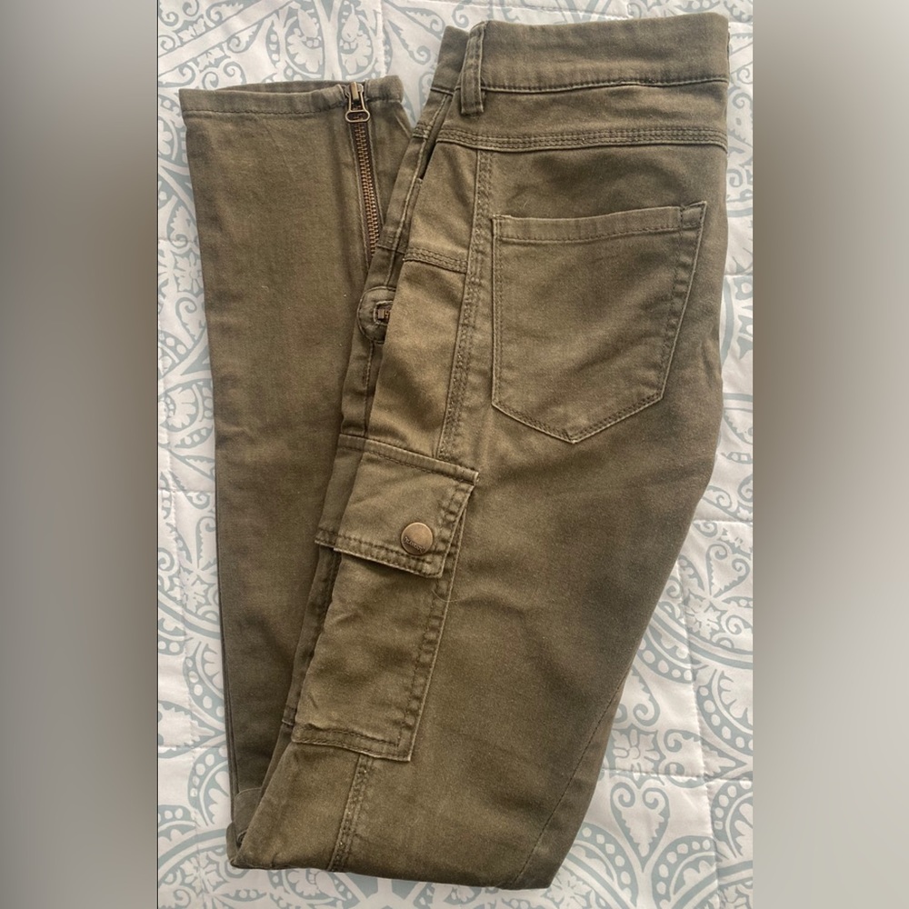 BLANK NYC size 24 green jeans with pocket and zipper details